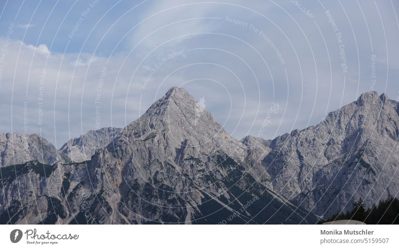 Bergliebe Berge u. Gebirge Landschaft Natur Außenaufnahme Gipfel Felsen Alpen Menschenleer Schönes Wetter Himmel kalt Tag Farbfoto Wolken Hügel blau Freiheit