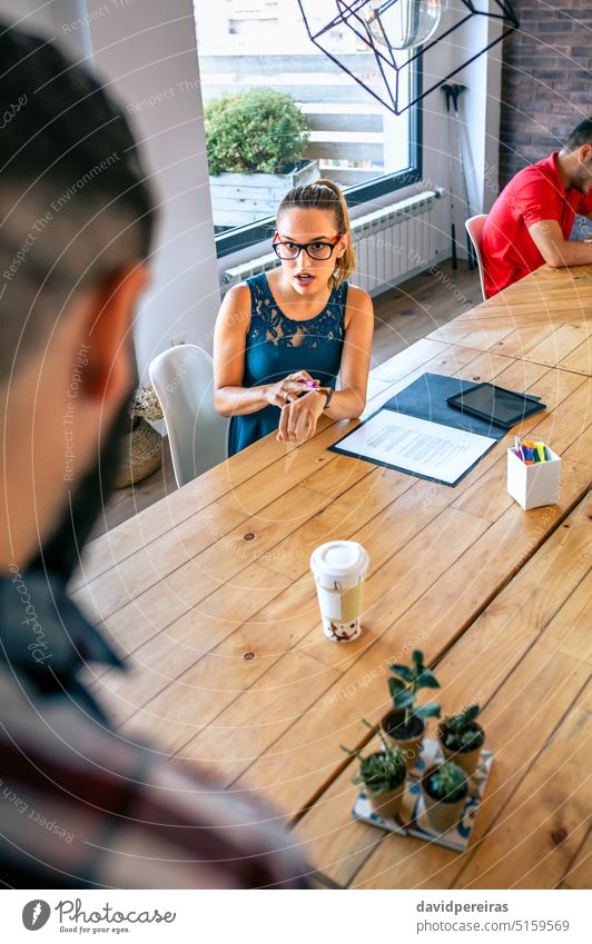 Wütende Managerin diskutiert mit einem Mann, der zu spät ins Büro kommt Frau Vorstandsvorsitzender Chef Streitigkeit Diskussion über Schelte Mitarbeiter