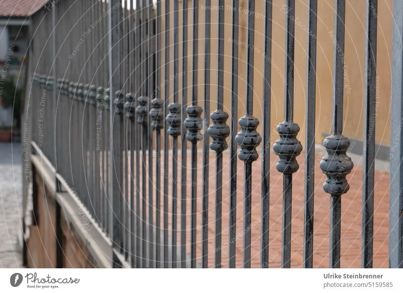 Geländer aus Metall mit dekorativen Elementen Metallgeländer Edelstahl Dekoration Stäbe Stahl Treppe Treppengeländer Architektur Gebäude Menschenleer senkrecht