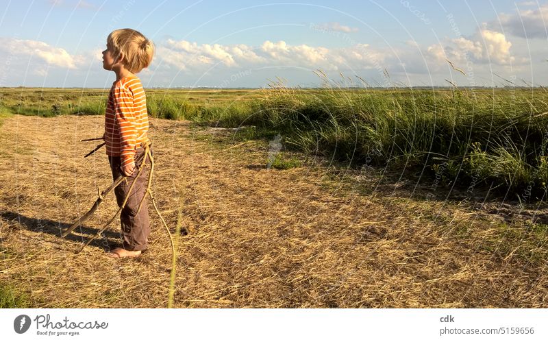 Kindheit | Sommerglück | die warme Erde unter den Füßen und die frische Luft in der Nase… Junge Ausflug Wanderung wandern Spaziergang Natur Abenteuer Freiheit