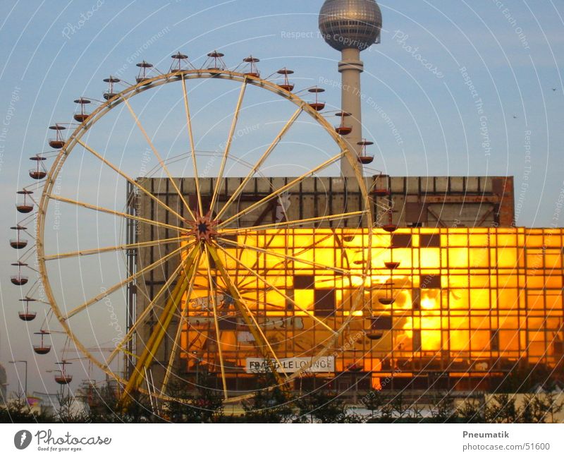 Schloßplatz Aufbau Weihnachtsmarkt 2005 Palast der Republik Riesenrad Berlin Schlossplatz Berliner Fernsehturm