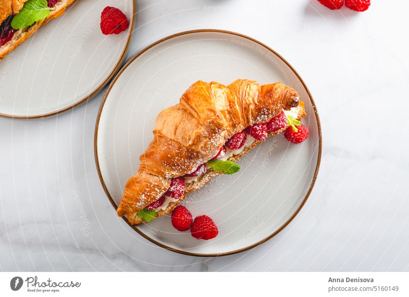 Croissant mit frischen Himbeeren Belegtes Brot Brötchen Ricotta Beeren Minze Frischkäse Käse Gebäck Lebensmittel Mahlzeit Marmelade Gesundheit Dessert Frühstück