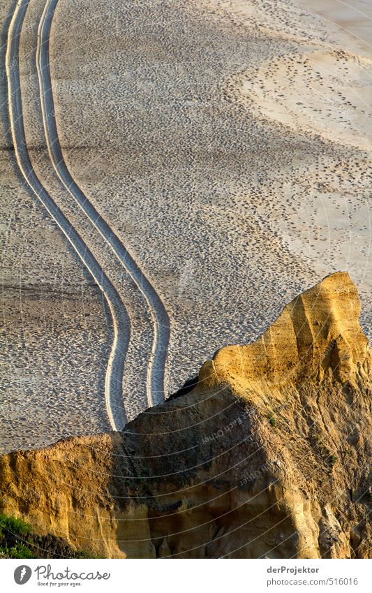 Fahrbarer Felsen stoppt vor Kamera Umwelt Natur Landschaft Pflanze Urelemente Erde Sand Sommer Klima Hügel Küste Strand außergewöhnlich bedrohlich hässlich