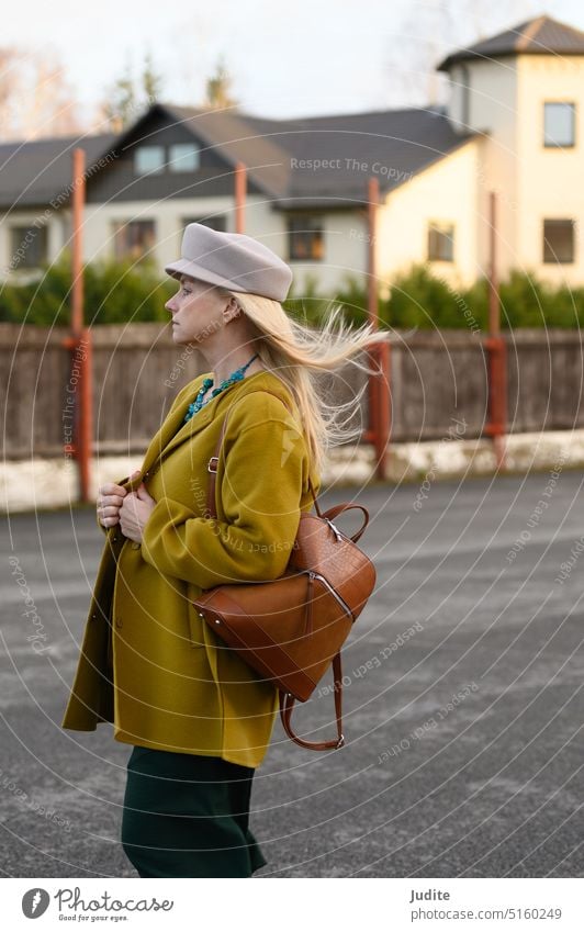 Elegante Frau in saisonaler Herbstkleidung, warmer Wolljacke und Newsboy-Mütze aus Fleece Zubehör Accessoire Erwachsener Geschäftsfrau lässig Großstadt