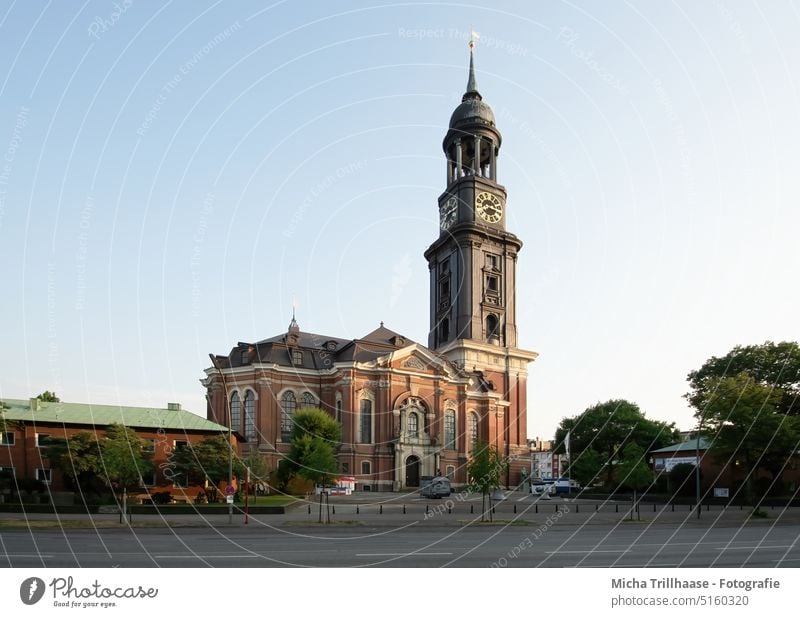 St. Michaelis Kirche Hamburg Hamburger Michel Kirchturm Turmuhr Wahrzeichen Gebäude Architektur Religion Bauwerk Sehenswürdigkeit Glaube Stadt Religion & Glaube