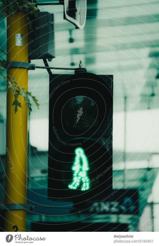 Das kleine grùne Ampelmànchen  an der Fußgänger Ampel beginnt ganz schnell zu laufen. ampelmännchen Sicherheit Fußgängerampel Verkehrszeichen Signal Silhouette