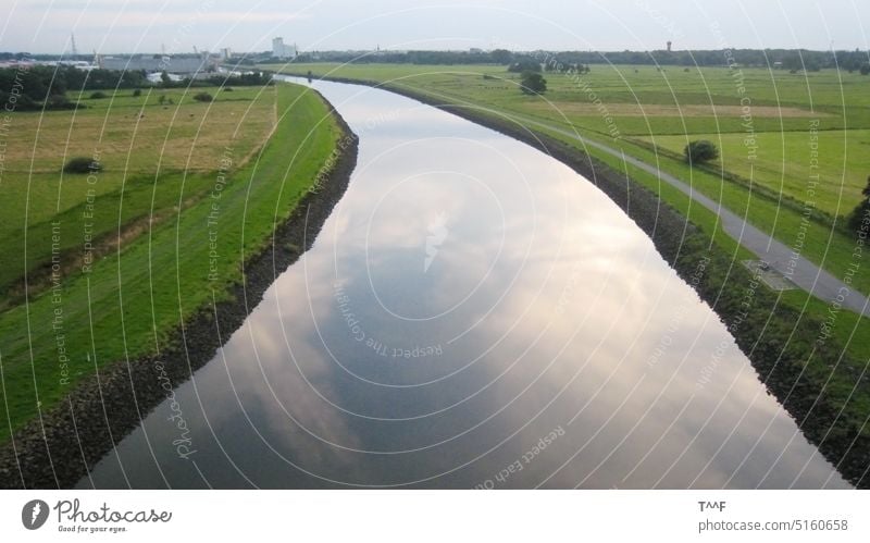 Blick von der Huntebrücke auf die Hunte in Richtung Oldenburg Fluss Stadt Wiese Wiesen Brücke Gras Außenaufnahme Wasser Reflexion & Spiegelung Flussufer