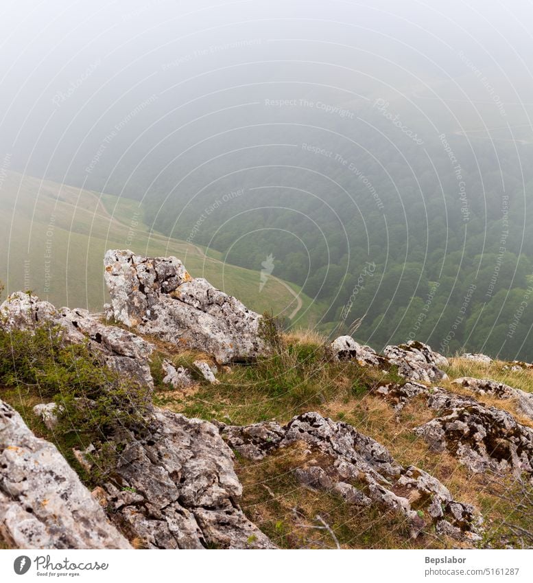 Panorama einer schönen Hochgebirgslandschaft in der Nähe der spanischen Grenze. Pyrenäen, Nouvelle-Aquitaine, Frankreich Gipfel Französisch Gras Natur Himmel