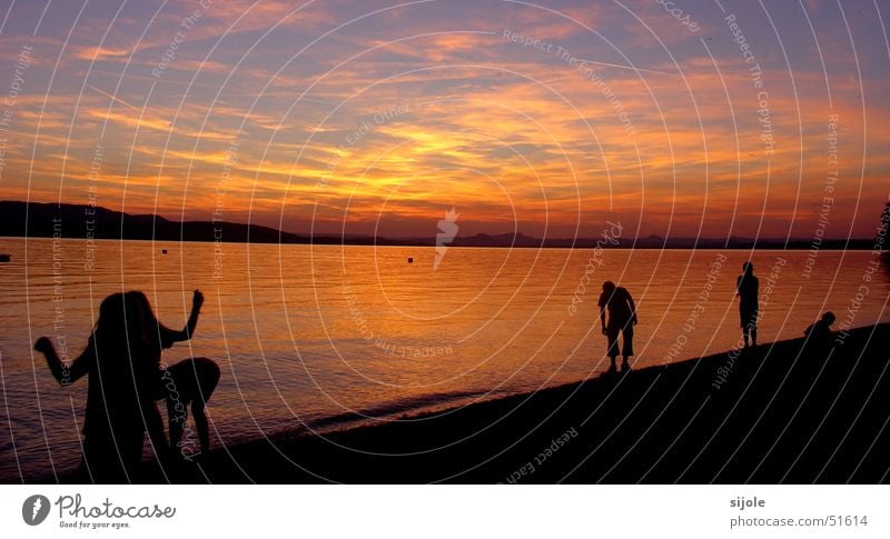 "Bayrisches" Meer Sonnenuntergang rot gelb See Wolken Horizont Strand Himmel orange Bodensee Abenddämmerung schwarze gestalten