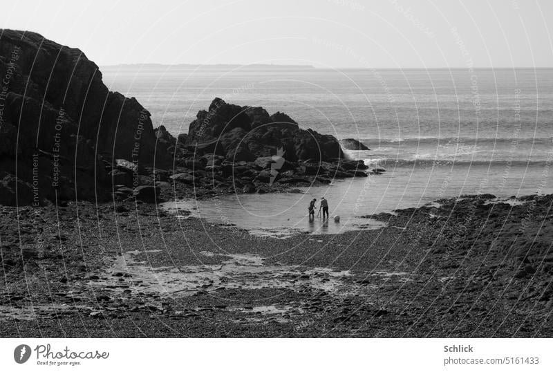 Küste bei der Ile de Groix in der Bretagne Menschen 2 Arbeiter Felsen Ozean Atlantik Meer Wasser Himmel Horizont Luftperspektive klein winzig Landschaft