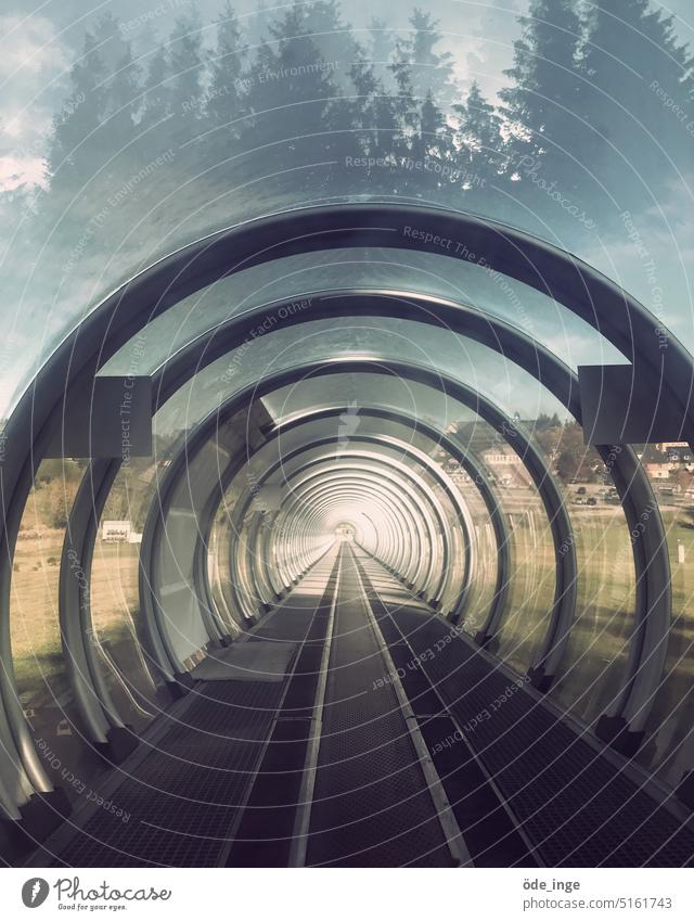 Tunnelblick Röhre Förderband Skilift Altenberg rund Architektur futuristisch Gang Rodeln Rodelhang Zauberteppich Laufband Beförderung Science Fiction Zeitreise