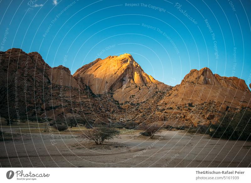 Bergformation im goldigen Abendlicht Namibia Steppe Landschaft Außenaufnahme Natur Menschenleer Umwelt Ferne namibia roadtrip Afrika Freiheit Steine Felsen