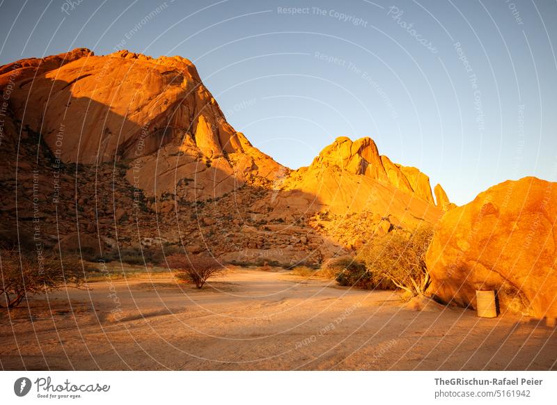 Bergformation im goldigen Abendlicht Namibia Steppe Landschaft Außenaufnahme Natur Menschenleer Umwelt Ferne namibia roadtrip Afrika Freiheit Steine Felsen