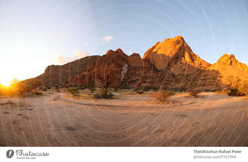 Bergformation im goldigen Abendlicht - Gegenlicht Namibia Steppe Landschaft Außenaufnahme Natur Menschenleer Umwelt Ferne namibia roadtrip Afrika Freiheit