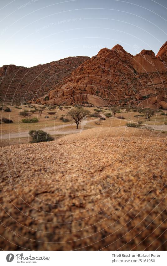 Bergformation in der Dämmerung mit Fels im Vordergrund Namibia Landschaft Außenaufnahme Natur Menschenleer Umwelt Ferne namibia roadtrip Afrika Freiheit Steine