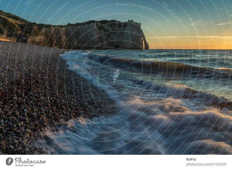 Sonnenuntergang am Strand von Etretat. Normandie Kanalküste Steilküste Meer Fels Stein Seegang beach Küste sea Frankreich france Nordsee Ozean Sandstrand Urlaub