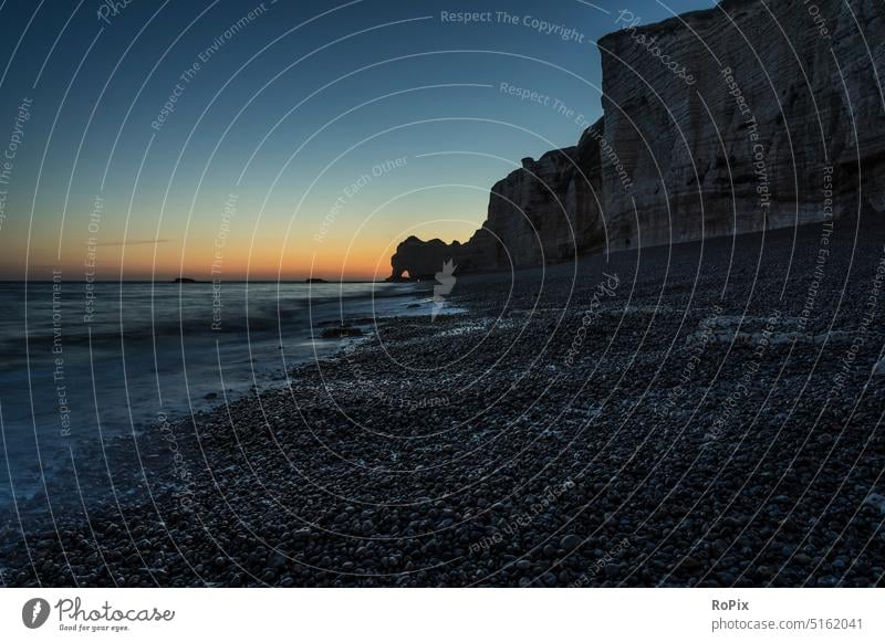 Sonnenaufgang am Strand von Etretat. Normandie Kanalküste Steilküste Meer Fels Stein Seegang beach Küste sea Frankreich france Nordsee Ozean Sandstrand Urlaub