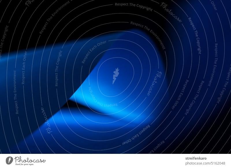 Blaue Welle abstrakt geschwungen Form blau Licht Lichtspiel Licht und Schatten Muster Strukturen & Formen Farbfoto Kontrast Linie Nahaufnahme Innenaufnahme