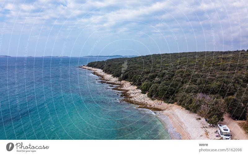 Felsenstrand mit blauem Meer am Strand von Cisterna bei Rovinj Cisterna Strand h2o liquide MEER Schwimmsport Wasser Baden Textfreiraum Tauchen Tropf Tropfen