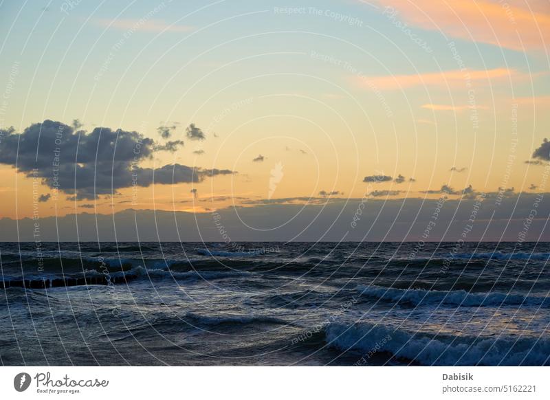 Meereslandschaft mit Wellen gegen bewölkten Sonnenuntergang Himmel MEER Strand Landschaft Skyline Küste Ostsee Küstenlinie Hintergrund reisen panoramisch