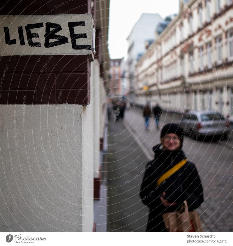 Liebe vor der Haustür Liebeserklärung Romantik Verliebtheit Liebesbekundung Valentinstag Partnerschaft Zusammensein Gefühle Treue Kitsch Graffiti Farbfoto