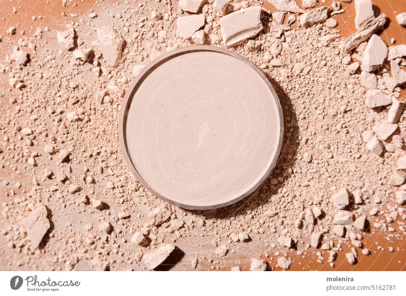 Zerkleinerter Gesichtspuder auf braunem Hintergrund Pulver zerkleinertes Pulver Make-up Kosmetik zerdrückt Wange Pigment Abdeckung beenden Haut Schönheit