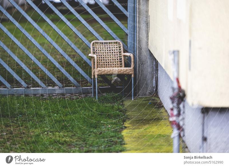 Torwächter Stuhl Sessel Garten draussen Wächter Sitzgelegenheit leer Menschenleer Einsamkeit grün Schatten Möbel sitzen Außenaufnahme Farbfoto Platz Stühle