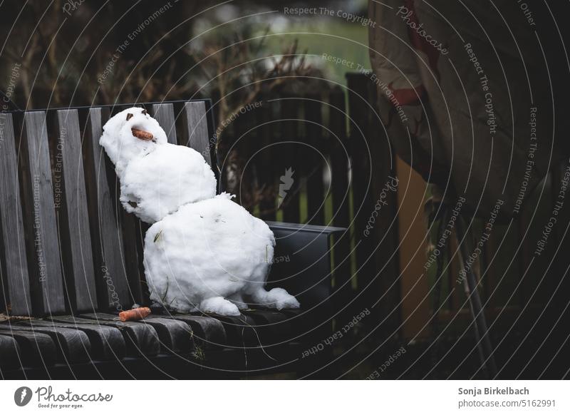 Klimawandel...die Tage sind gezählt :( Schneemann Garten Tauwetter Wärme Park Winter Jahreszeiten Vergänglichkeit Tod tauen Wetter Menschenleer schmelzen Natur