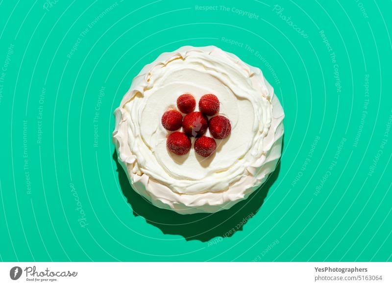 Pavlova mit Erdbeeren, Ansicht von oben auf grünem Hintergrund. Australier gebacken hell Kuchen Farbe Textfreiraum Sahne Knusprig Kruste Küche lecker Design