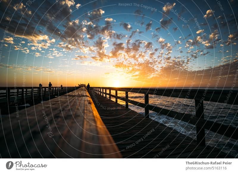 Sonnenuntergang mit Steg und Meer Himmel Steine salzwasser Sonnenlicht Wolken Stimmung Horizont Swakopmund Strand Wasser Abend Küste Landschaft Natur Dämmerung