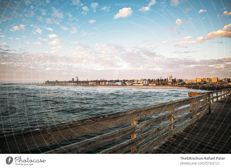 Steg mit Stadt im Hintergrund in Abendstimmung Himmel Sonnenuntergang Sonnenlicht Wolken Stimmung Horizont Swakopmund Natur Dämmerung Ferien & Urlaub & Reisen