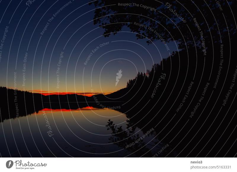 Malerischer Sonnenuntergang an einem ruhigen schwedischen See auf dem Hochküstenweg im Sommer Nachlauf Schweden Schwedisch Landschaft höga kusten leden