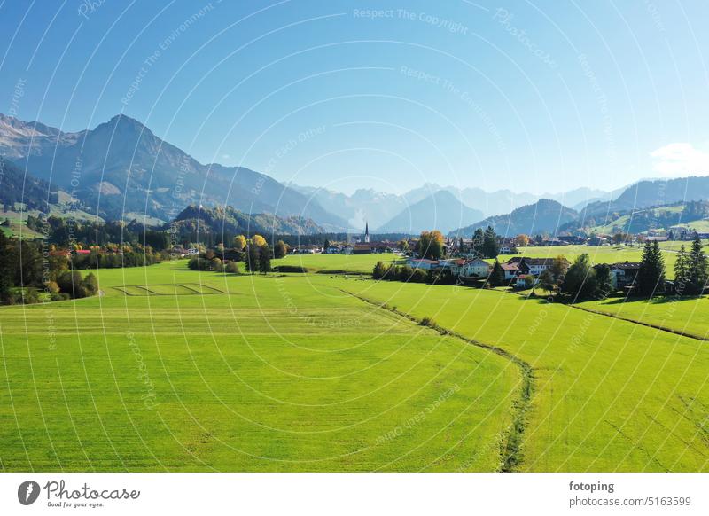 Luftbild von Fischen im Allgäu mit Blick auf die Pfarrkirche St. Verena. Fischen im Allgäu, Oberallgäu, Schwaben, Bayern, Deutschland. Alpen Berge Gebirge Iller