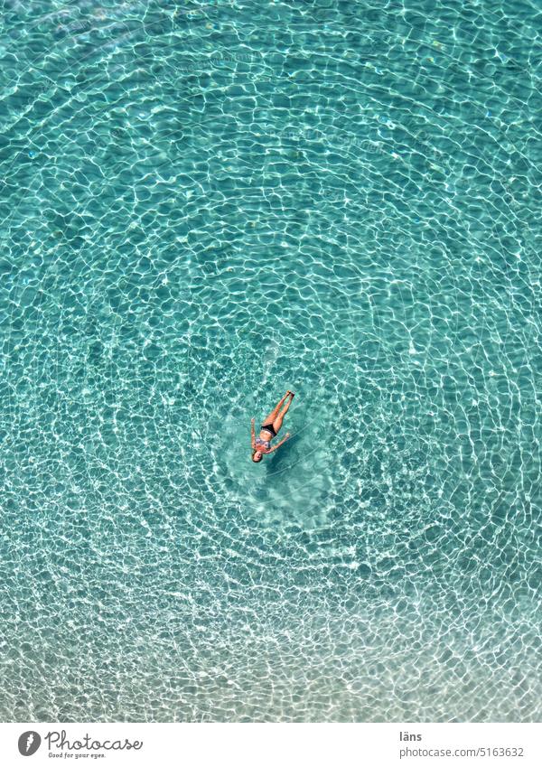 Badenixe treiben lassen Urlaub Frau Meer Erholung Ferien & Urlaub & Reisen Wasser Schwimmen & Baden ruhig Reisefotografie Drohnenansicht Tourismus