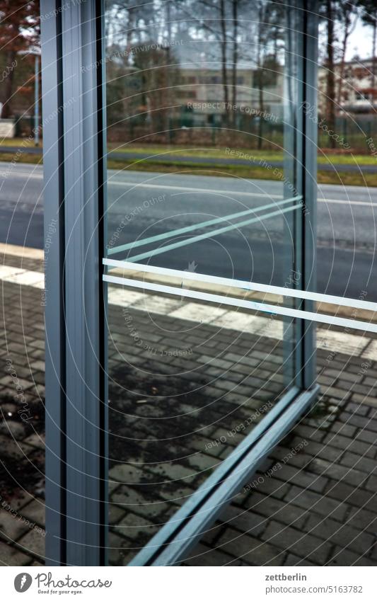 Bushaltestelle fenster gebäude haus innenstadt kiez leben modern platz stadtbezirk straßenfotografie street photography städtereise szene szenerie tourismus