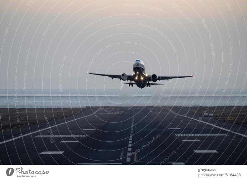 Flugzeug, das vom Flughafen der Insel abhebt Fluggerät Abend Dämmerung Düsenflugzeug Rollfeld Verkehr Himmel Luftverkehr Scheinwerfer Standlicht Fahrzeug