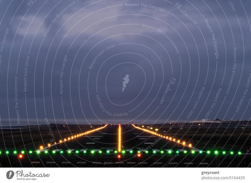 Landescheinwerfer am Abend Flugplatz Flughafen Nacht blau Ankunft Verkehr Transport Fluggerät Abheben Air Verkehrsflugzeug Luftverkehr Rollfeld dunkel