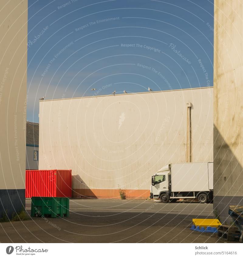 port de pêche Concarneau Fischereihafen LKW Gebäude Möwen Himmel blau rot Farbkontrast Pause Arbeitspause stehen Textfreiraum Mitte Außenaufnahme Farbfoto Tag