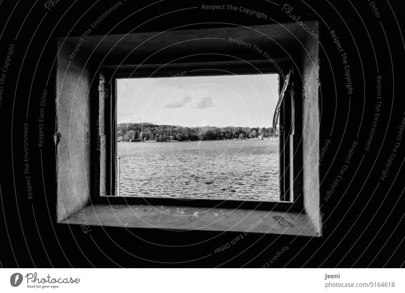 Ausblick aus einem Verlies Blick Fenster Loch Ausschau Turm Ruine Hafen Wasser Aussicht Fluss düster finster geheimnisvoll verlassen lost places kaputt marode