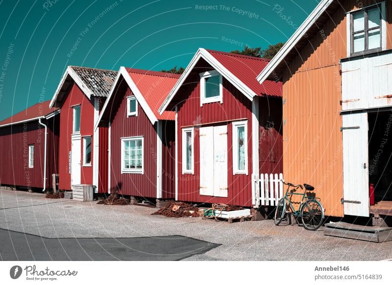 Bunte traditionelle Fischerhütten, Bootshäuser in Reihe kleinen Hafen. Lagerung für die Fischerei oder vermietet als Ferienhaus Sommer Wasser faaborg Baracke