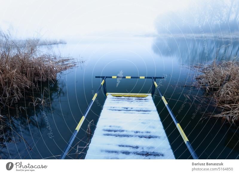 Ein Steg mit einem Handlauf für Behinderte am Ufer eines Sees an einem nebligen Tag Pier deaktiviert Person Nebel Natur Wasser Reling Geländer Landschaft reisen