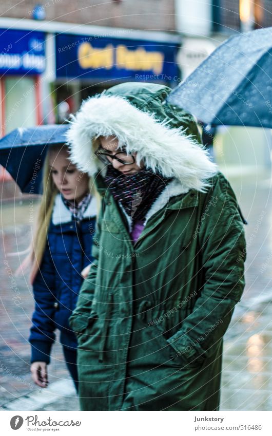 SHE! PARKA! Mensch feminin Junge Frau Jugendliche Erwachsene Freundschaft 2 18-30 Jahre Jugendkultur Herbst schlechtes Wetter Regen Mode Jacke Mantel