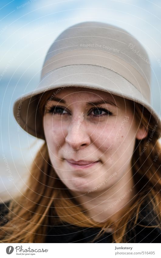 Henne with a Hat Gesicht Mensch feminin Junge Frau Jugendliche Erwachsene 1 18-30 Jahre Nordsee Mantel Hut rothaarig Denken Blick warten schön natürlich ruhig