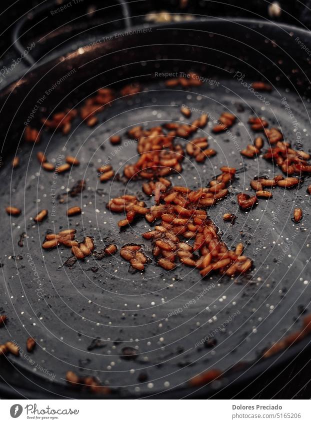 Kochender Reis in einer Pfanne auf dunklem Hintergrund. Getönt. Asien asiatisch Basmati Hähnchen China gekocht Essen zubereiten Küche Curry lecker Abendessen