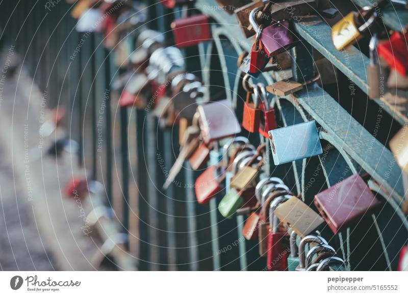 Liebesschlösser Schloss Liebesschloss Romantik Verliebtheit Zusammensein Gefühle Partnerschaft Liebesbekundung Liebeserklärung Außenaufnahme Liebesgruß