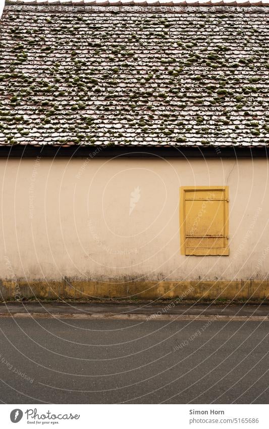 Haus am Straßenrand Spuren Wege & Pfade gefroren Fassade Asphalt Winter geschlossen abweisend Umwelteinflüsse dreckig Transit Passage Dach Verunreinigung