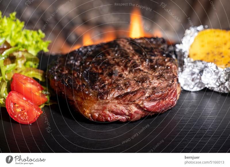 Nahaufnahme eines gegrillten Steaks medium Grillfleisch saftig gebraten Fleisch Mahlzeit Essen Abendessen gekocht grün Braten Lendenbraten Sauce Teller