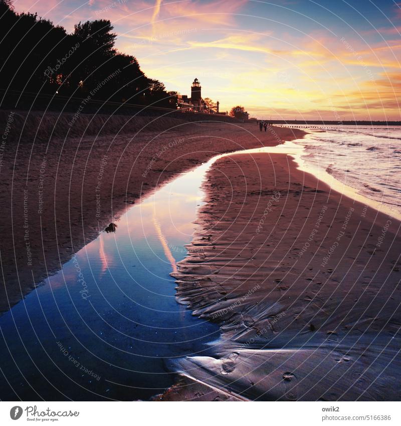 Wasserbassin Abendrot Schleierwolken maritim friedlich Licht Schatten Meer Kontrast Sonnenlicht glänzend Leuchtturm Strand Küste Wellen Schönes Wetter Herbst