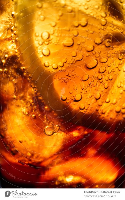 Cola mit Zitrone und Kohlensäure cocacola coca cola Getränk getraenke Erfrischung Süssgetränk Glas trinken kalt Erfrischungsgetränk Nahaufnahme Limonade Durst