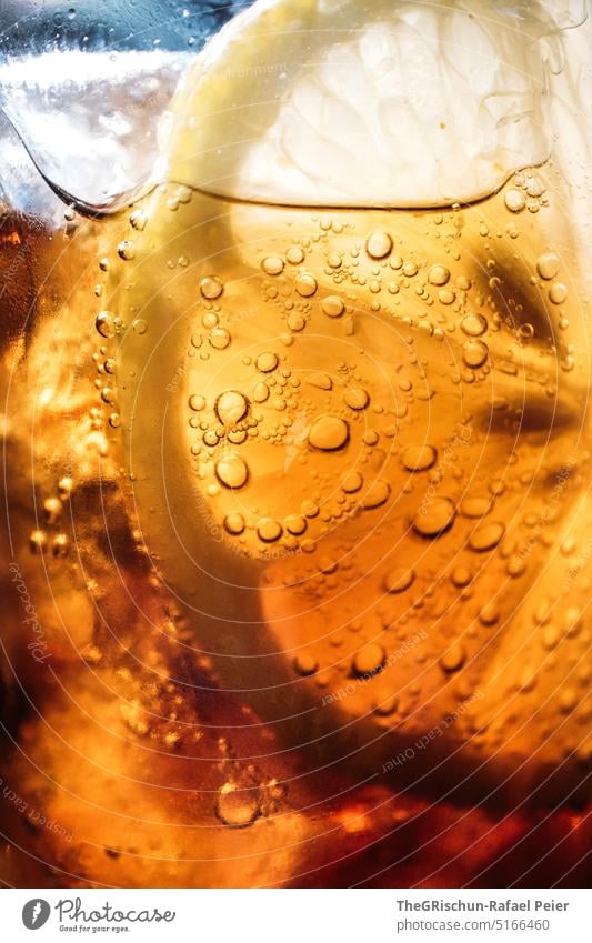 Cola mit Zitrone und Kohlensäure cocacola coca cola Getränk getraenke Erfrischung Süssgetränk Glas trinken kalt Erfrischungsgetränk Nahaufnahme Limonade Durst